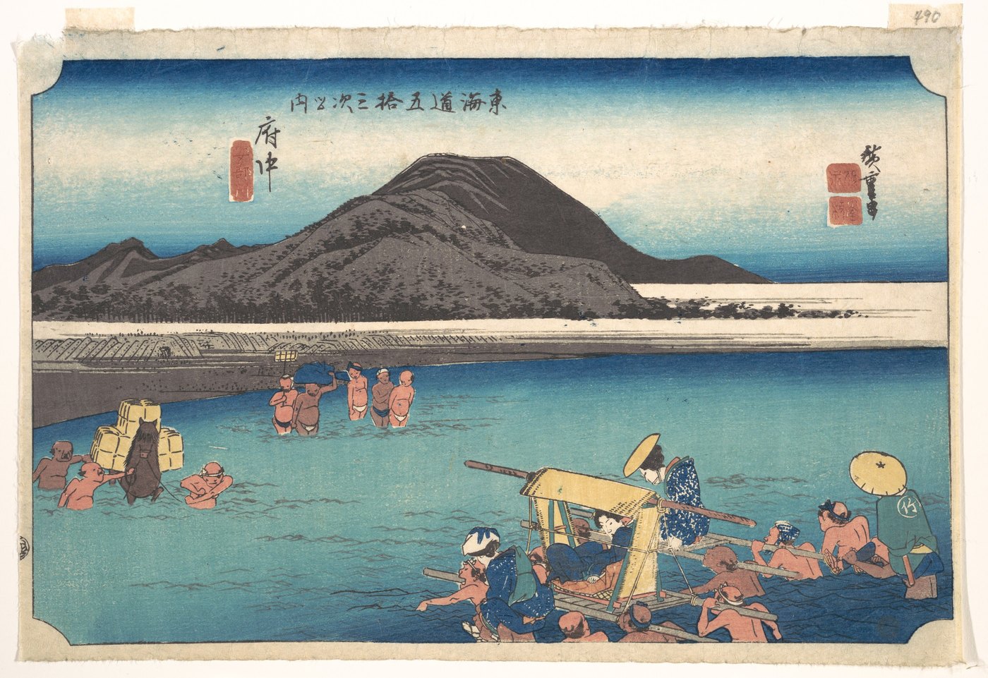 浅く広い安倍川を、人足に担がれて渡る旅人たち。奥に山がそびえる